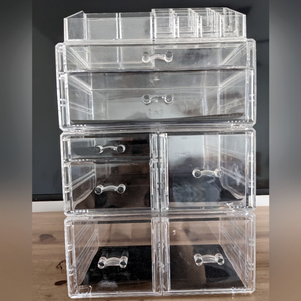 Acrylic drawer set. Would be good on a vanity to organize makeup.